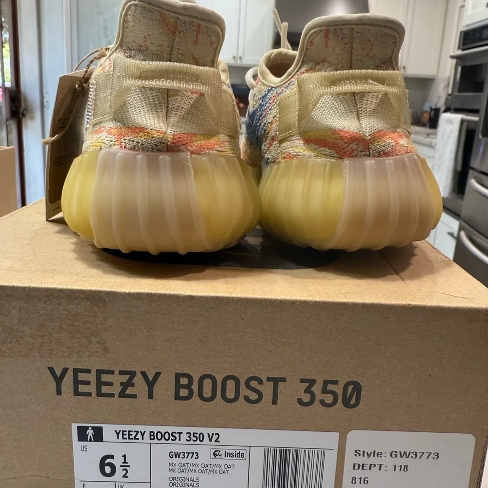 Yeezy Boost 350 V2 - Picture 3 of 9